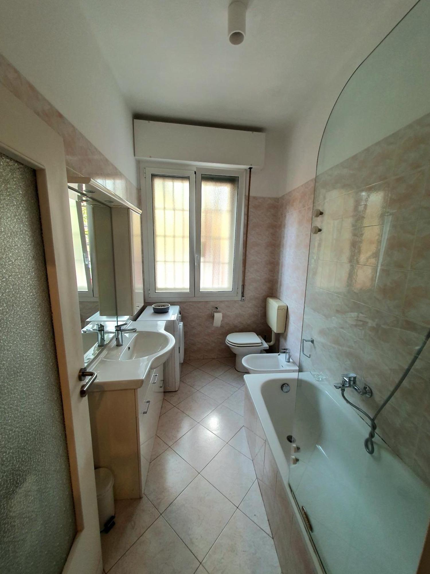 Spacious Three-Room Apartment In Saragozza Болоня Екстериор снимка