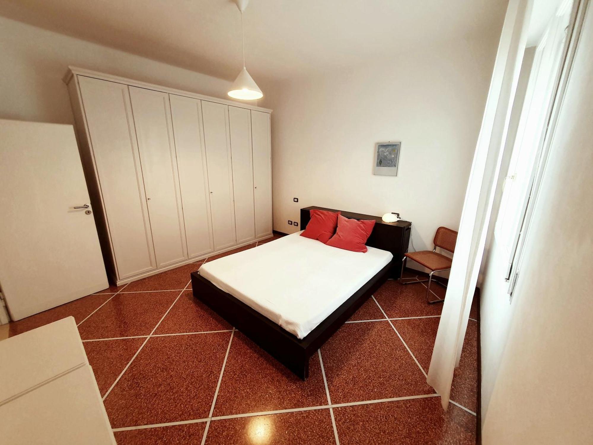 Spacious Three-Room Apartment In Saragozza Болоня Екстериор снимка