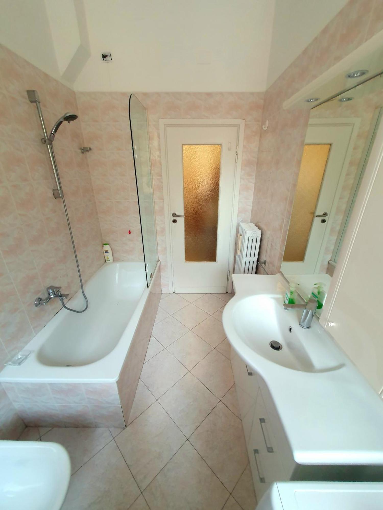 Spacious Three-Room Apartment In Saragozza Болоня Екстериор снимка